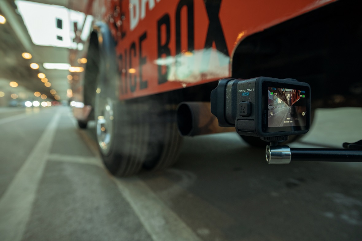 GoPro Mission 1 zamontowana na pojeździe 